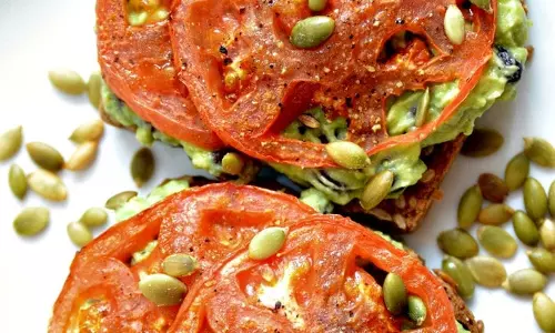 स्मैश्ड एवोकाडो के साथ ब्लैक बीन बर्गर रेसिपी