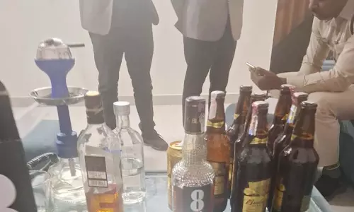 रायपुर से सटे फार्म हाउस में छापे, विदेशी शराब जब्त रायपुर से सटे फार्म हाउस में छापे, विदेशी शराब जब्त
