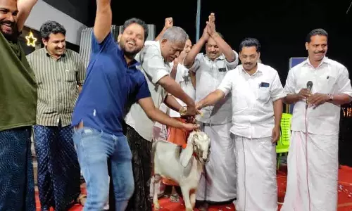Kerala: इडुक्की के ग्रामीणों ने कैंसर पीड़ित दोस्त की मदद के लिए जुटाए पैसे