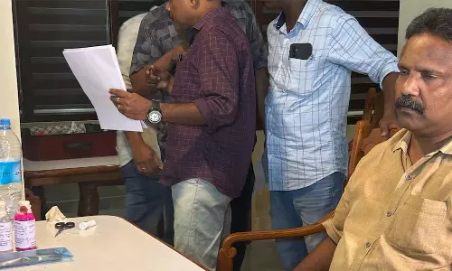 Kerala : कोझिकोड में रिश्वत लेने के आरोप में ग्राम अधिकारी गिरफ्तार Kerala : कोझिकोड में रिश्वत लेने के आरोप में ग्राम अधिकारी गिरफ्तार