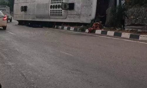 Himachal: NH-5 पर पर्यटक बस पलटी Himachal: NH-5 पर पर्यटक बस पलटी
