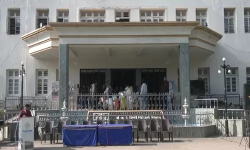 Rajkot के एक स्कूल में नए साल का जश्न कपड़े दान अभियान के साथ अनोखा रूप ले चुका