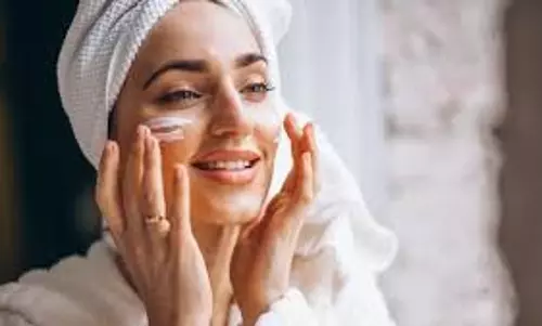 Lifestyle: ठण्ड में रूखी और बेजान त्वचा से है परेशान, यह होममेड मॉइश्चराइजर लगाए