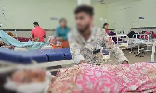प्रेमी संग न्यू ईयर मनाने निकली थी युवती, नाराज होकर चलती बाइक से कूदी