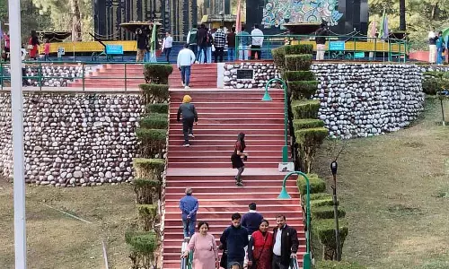 Dharamshala युद्ध स्मारक पर शहीदों को जीवंत श्रद्धांजलि के रूप में फूल खिले Dharamshala युद्ध स्मारक पर शहीदों को जीवंत श्रद्धांजलि के रूप में फूल खिले