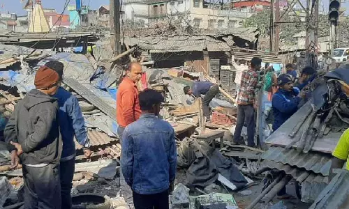 Siliguri Municipal ने यातायात की भीड़ को कम करने के लिए निवेदिता रोड पर अवैध दुकानों को हटाया
