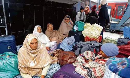 Jalandhar: बंद के आह्वान से बस, रेल सेवाएं प्रभावित होने से सैकड़ों यात्री फंसे Jalandhar: बंद के आह्वान से बस, रेल सेवाएं प्रभावित होने से सैकड़ों यात्री फंसे
