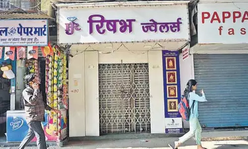 Mumbai: आभूषण दुकान मालिक को बंधक बनाकर 1.9 करोड़ के जेवर की लूट