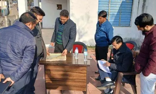 DC ने तहसील बाहू में कार्यालयों का औचक निरीक्षण किया