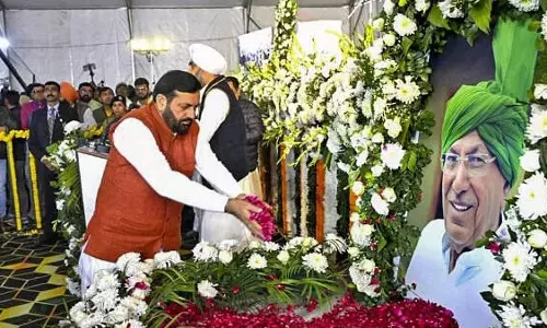 हरियाणा के राज्यपाल, CM, जे पी नड्डा ने शोक सभा के दौरान चौटाला को श्रद्धांजलि अर्पित की हरियाणा के राज्यपाल, CM, जे पी नड्डा ने शोक सभा के दौरान चौटाला को श्रद्धांजलि अर्पित की