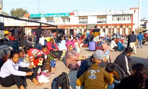 किसानों के विरोध प्रदर्शन के कारण Jammu रेलवे स्टेशन पर कई यात्री फंसे