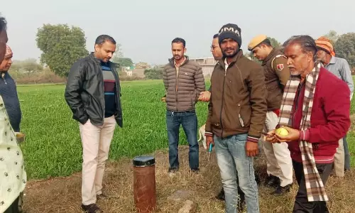 Baran: जिला कलेक्टर ने खुद जाकर बंद कराए बोरवेल Baran: जिला कलेक्टर ने खुद जाकर बंद कराए बोरवेल