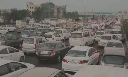 Samruddhi Highway: समृद्धि हाईवे पर अचानक 50 गाड़ियां पंचर हो गईं Samruddhi Highway: समृद्धि हाईवे पर अचानक 50 गाड़ियां पंचर हो गईं