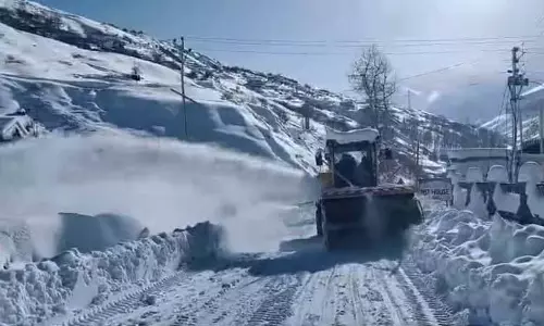 Lahaul-Spiti जिले में प्रमुख सड़कों पर बर्फ हटाने का अभियान तेज Lahaul-Spiti जिले में प्रमुख सड़कों पर बर्फ हटाने का अभियान तेज