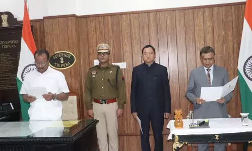 Tripura: राज्यपाल ने बिनॉय शंकर मिश्रा को राज्य के मुख्य सूचना आयुक्त के रूप में शपथ दिलाई Tripura: राज्यपाल ने बिनॉय शंकर मिश्रा को राज्य के मुख्य सूचना आयुक्त के रूप में शपथ दिलाई
