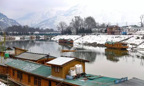 Kashmir में कड़ाके की ठंड से राहत