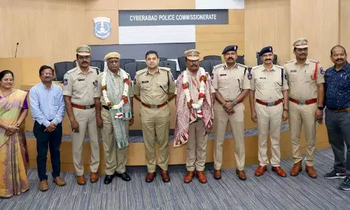 दो पुलिस कर्मी सेवा से सेवानिवृत्त हुए, Cyberabad Police आयुक्त ने उन्हें योगदान देने में मदद की दो पुलिस कर्मी सेवा से सेवानिवृत्त हुए, Cyberabad Police आयुक्त ने उन्हें योगदान देने में मदद की