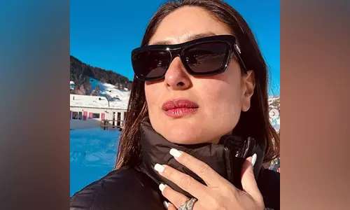 Kareena Kapoor Khan ने मजेदार सेल्फी और पारिवारिक पलों के साथ मनाया 2024 के अंत का जश्न Kareena Kapoor Khan ने मजेदार सेल्फी और पारिवारिक पलों के साथ मनाया 2024 के अंत का जश्न