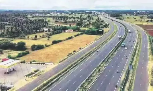 समृद्धि हाईवे पर भारी चादर के कारण पंक्चर, 20 से अधिक वाहन फंसे