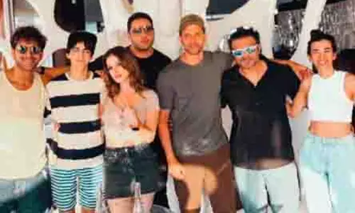 गर्लफ्रेंड सबा और एक्स वाइफ संग दुबई में छुट्टियां मना रहे Hrithik Roshan