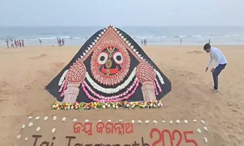 PURI: सुदर्शन पटनायक ने फिर दिखाई रेतकला, नए साल पर दिया महत्वपूर्ण संदेश