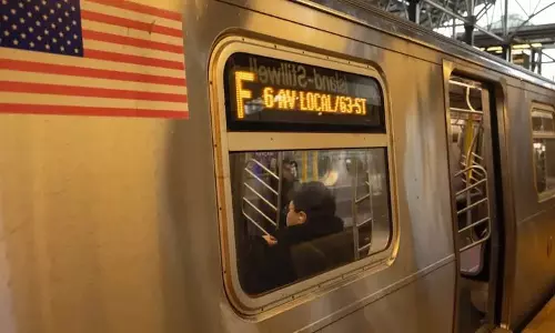 New York: सबवे ट्रेन के अंदर जलकर मरी महिला की पहचान हुई New York: सबवे ट्रेन के अंदर जलकर मरी महिला की पहचान हुई
