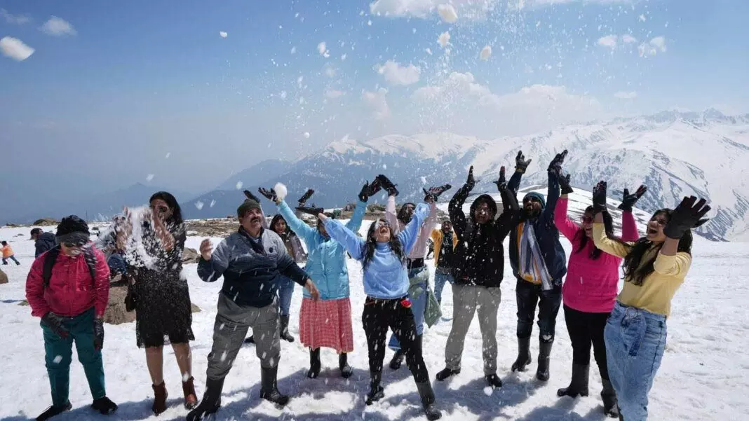 SRINAGAR : पर्यटन विभाग ने पर्यटकों की सहायता के लिए अधिकारियों को नामित किया SRINAGAR : पर्यटन विभाग ने पर्यटकों की सहायता के लिए अधिकारियों को नामित किया