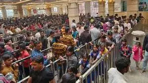 MP News: महाकाल से लेकर अस्सी घाट तक नए साल पर मंदिरों में दर्शन के लिए उमड़ी श्रद्धालुओं की भीड़ MP News: महाकाल से लेकर अस्सी घाट तक नए साल पर मंदिरों में दर्शन के लिए उमड़ी श्रद्धालुओं की भीड़
