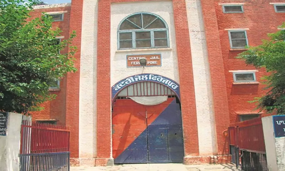 Punjab: जेलों में फोन और नशीले पदार्थों के प्रवेश से सुरक्षा को खतरा बढ़ रहा Punjab: जेलों में फोन और नशीले पदार्थों के प्रवेश से सुरक्षा को खतरा बढ़ रहा