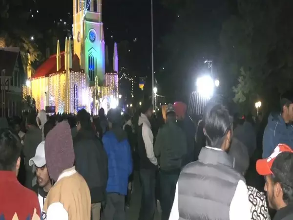 Shimla के ऐतिहासिक रिज पर राष्ट्रीय शोक के बीच शांत लेकिन हर्षोल्लासपूर्ण नए साल का जश्न मनाया गया Shimla के ऐतिहासिक रिज पर राष्ट्रीय शोक के बीच शांत लेकिन हर्षोल्लासपूर्ण नए साल का जश्न मनाया गया