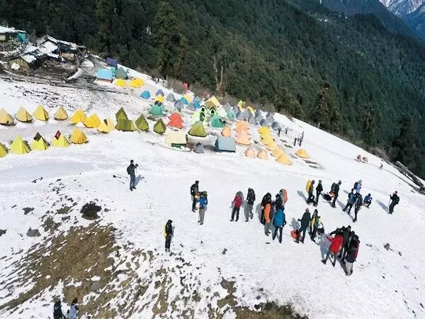 Uttarakhand के लोकप्रिय पर्यटन स्थलों पर नए साल के आगमन पर पर्यटकों की संख्या में भारी वृद्धि हुई