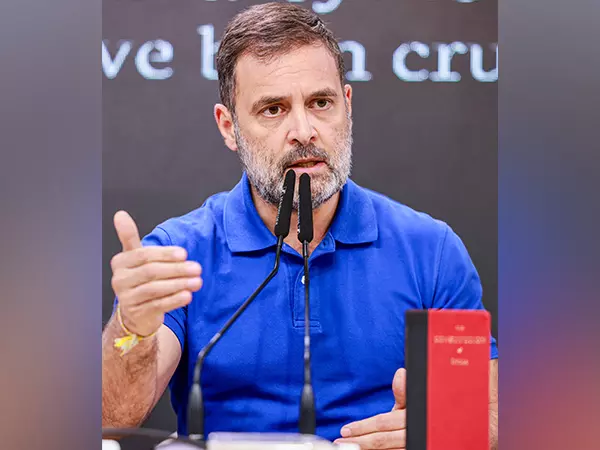 Rahul Gandhi ने 2025 के स्वागत के लिए सभी को नववर्ष की शुभकामनाएं दीं Rahul Gandhi ने 2025 के स्वागत के लिए सभी को नववर्ष की शुभकामनाएं दीं