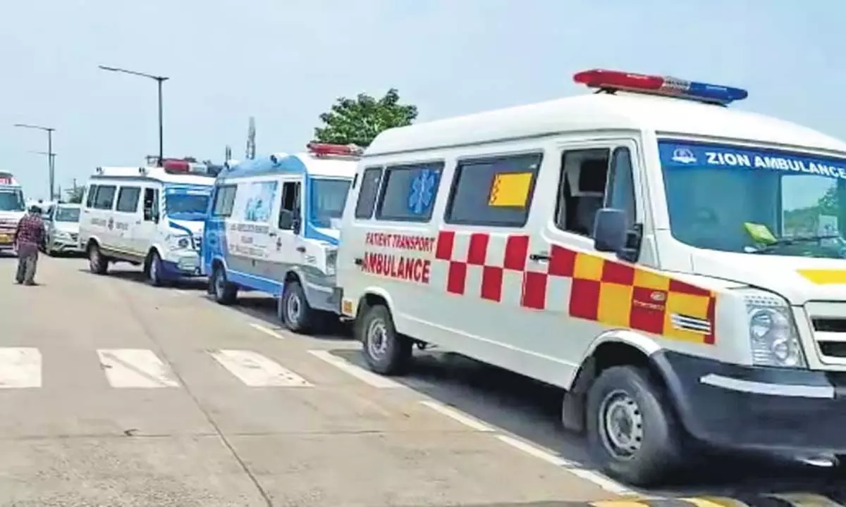 Kerala: केरल में स्कूटर सवार ने 22 किलोमीटर तक एम्बुलेंस को रोका Kerala: केरल में स्कूटर सवार ने 22 किलोमीटर तक एम्बुलेंस को रोका