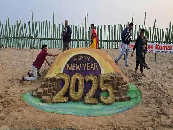 Odisha के कलाकार मानस साहू ने 2025 के स्वागत के लिए 20 फुट चौड़ी रेत की मूर्ति बनाई Odisha के कलाकार मानस साहू ने 2025 के स्वागत के लिए 20 फुट चौड़ी रेत की मूर्ति बनाई