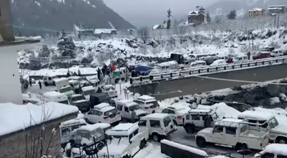 बर्फबारी के बीच Manali और सोलंग घाटी के रोमांच पसंद करने वाले पर्यटकों के लिए चेतावनी बर्फबारी के बीच Manali और सोलंग घाटी के रोमांच पसंद करने वाले पर्यटकों के लिए चेतावनी