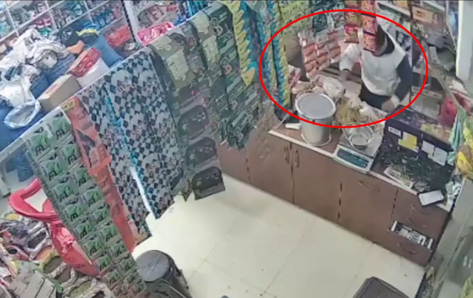 किराने की दुकान का LIVE वीडियो, लुटेरों ने नमकीन का पैकेट लूटा, मचा हड़कंप किराने की दुकान का LIVE वीडियो, लुटेरों ने नमकीन का पैकेट लूटा, मचा हड़कंप