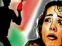 बिहार: 3 महिलाओं समेत 4 लोगों पर तेजाब फेंका, एक की हालत गंभीर बिहार: 3 महिलाओं समेत 4 लोगों पर तेजाब फेंका, एक की हालत गंभीर