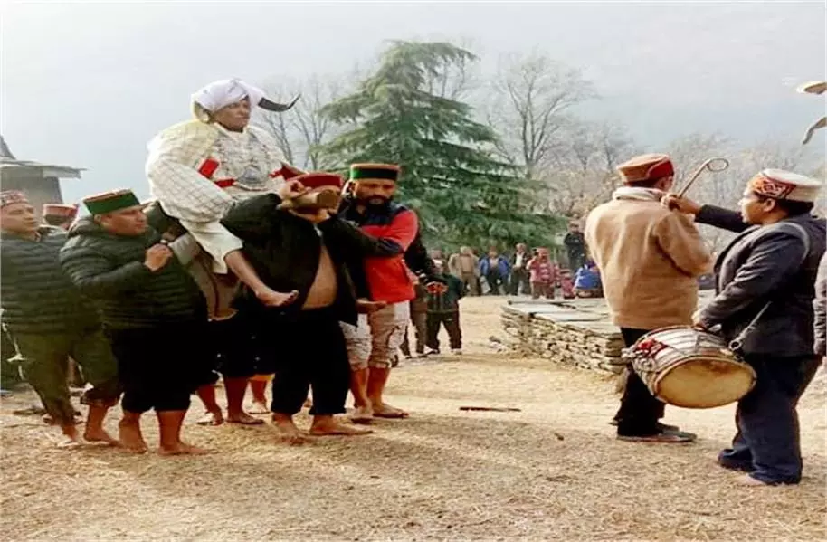 Kullu:अश्लील भाषा का प्रयोग कर बुरी आत्माओं को भगाया Kullu:अश्लील भाषा का प्रयोग कर बुरी आत्माओं को भगाया