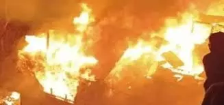 Gujarat: स्टील प्लांट में लगी आग, 4 मजदूरों की मौत Gujarat: स्टील प्लांट में लगी आग, 4 मजदूरों की मौत
