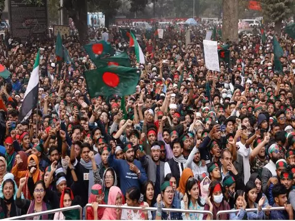 Bangladesh में प्रदर्शनकारियों ने सरकार से 15 जनवरी तक जुलाई विद्रोह की घोषणा जारी करने की मांग की Bangladesh में प्रदर्शनकारियों ने सरकार से 15 जनवरी तक जुलाई विद्रोह की घोषणा जारी करने की मांग की