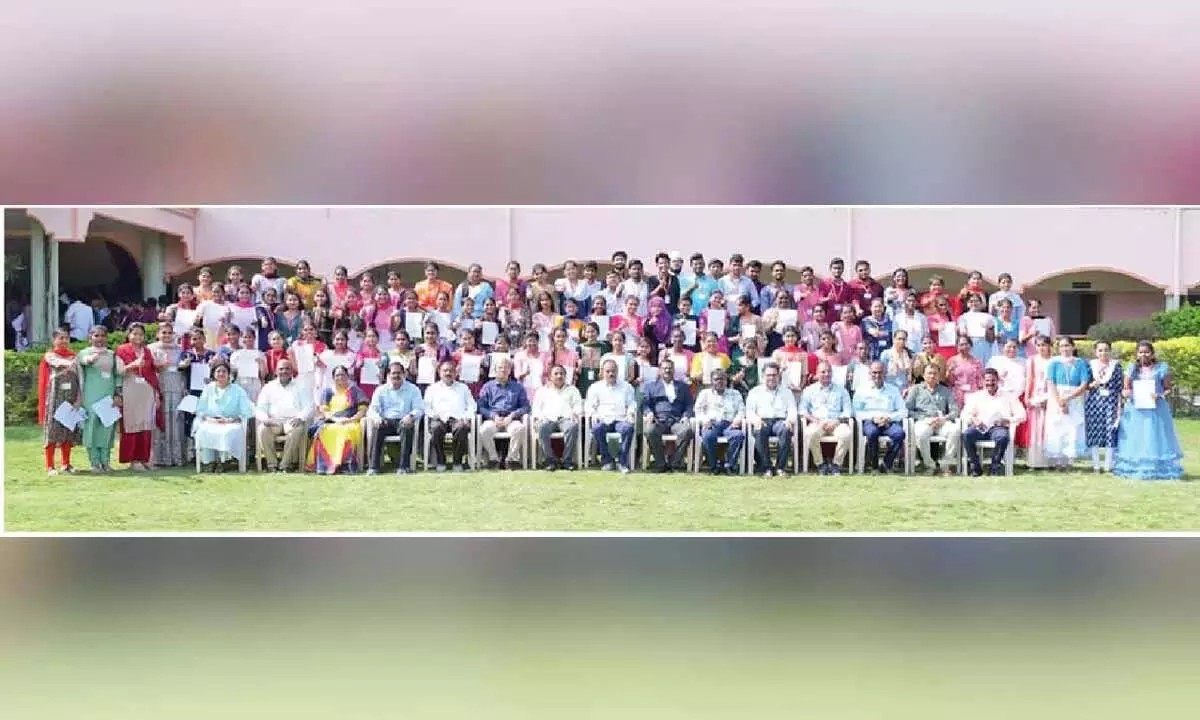 Andhra: सेंट ऐन्स कॉलेज के 103 छात्रों को प्लेसमेंट मिला Andhra: सेंट ऐन्स कॉलेज के 103 छात्रों को प्लेसमेंट मिला