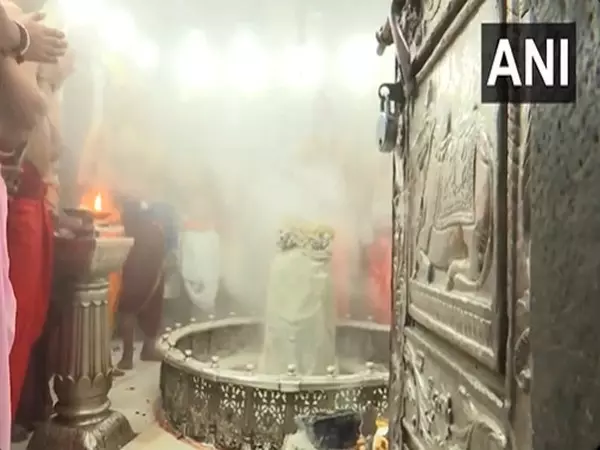 MP: 2025 के पहले दिन उज्जैन के महाकालेश्वर मंदिर में भक्तों की भीड़ उमड़ी, भस्म आरती में शामिल हुए MP: 2025 के पहले दिन उज्जैन के महाकालेश्वर मंदिर में भक्तों की भीड़ उमड़ी, भस्म आरती में शामिल हुए