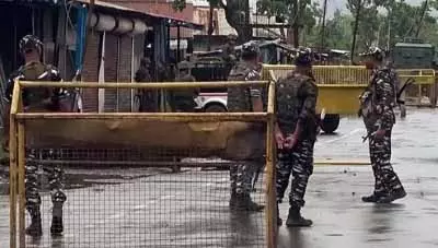 Manipur के इंफाल पश्चिम जिले के एक गांव पर उग्रवादियों का हमला Manipur के इंफाल पश्चिम जिले के एक गांव पर उग्रवादियों का हमला