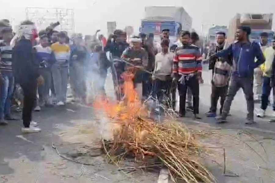 North Dinajpur इस्लामपुर में ट्रक ने छात्र को टक्कर मारी, लापरवाही से गाड़ी चलाने के खिलाफ प्रदर्शन North Dinajpur इस्लामपुर में ट्रक ने छात्र को टक्कर मारी, लापरवाही से गाड़ी चलाने के खिलाफ प्रदर्शन