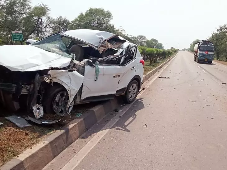 Punjab: तेज रफ्तार कार के बर्म से टकराने और फेज-3बी2 पार्किंग में घुसने से दो लोग घायल Punjab: तेज रफ्तार कार के बर्म से टकराने और फेज-3बी2 पार्किंग में घुसने से दो लोग घायल