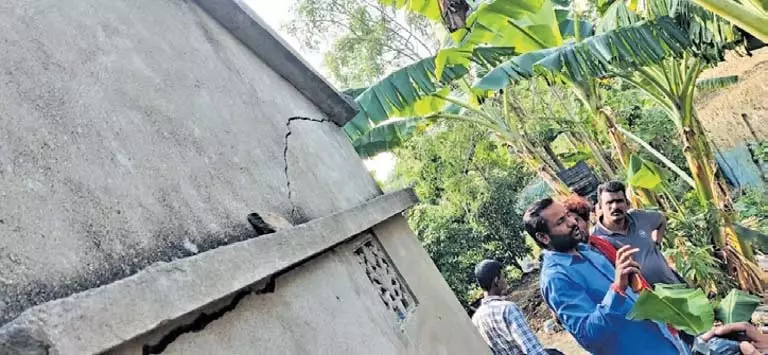 PSU के सर्वेक्षण से मकानों में दरारें, राजकनिका के ग्रामीण नाराज PSU के सर्वेक्षण से मकानों में दरारें, राजकनिका के ग्रामीण नाराज