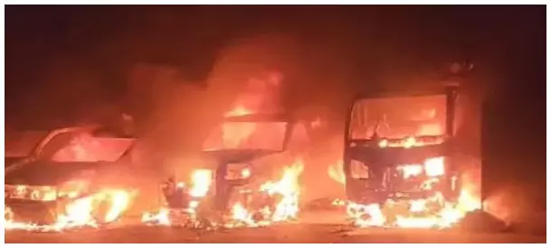 दो गुटों के बीच पथराव-आगजनी, कर्फ्यू लगाया गया, VIDEO दो गुटों के बीच पथराव-आगजनी, कर्फ्यू लगाया गया, VIDEO