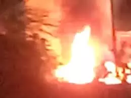 Maharashtra: दो गुटों में झड़प, भारी पथराव और आगजनी Maharashtra: दो गुटों में झड़प, भारी पथराव और आगजनी