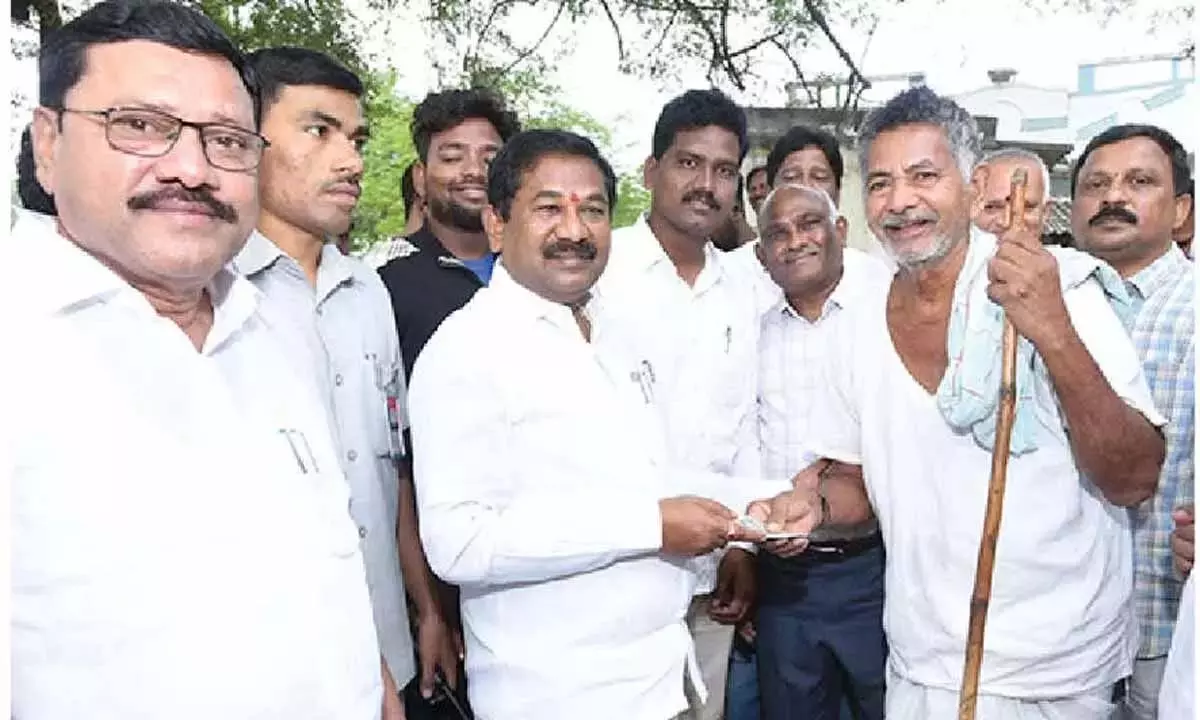 AP: प्रवासियों को तीन महीने में एक बार पेंशन लेने का विकल्प मिला AP: प्रवासियों को तीन महीने में एक बार पेंशन लेने का विकल्प मिला