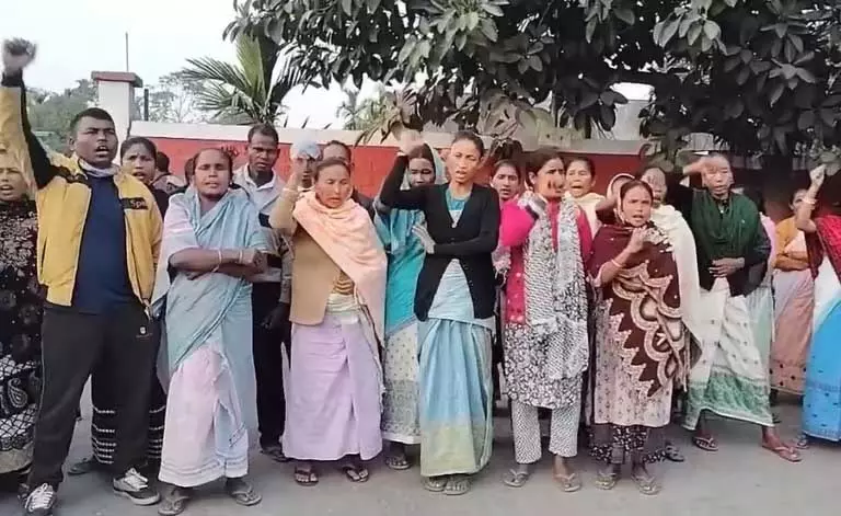 Assam : फतेहाबाद चाय बागान के श्रमिकों ने बकाया भुगतान को लेकर किया विरोध प्रदर्शन Assam : फतेहाबाद चाय बागान के श्रमिकों ने बकाया भुगतान को लेकर किया विरोध प्रदर्शन